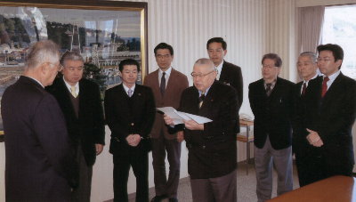 市長で申し入れを行う市議会各会派の代表