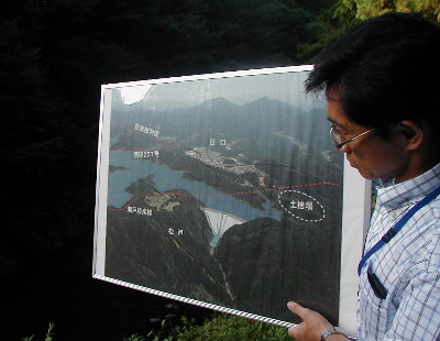 現地で国交省からの説明を受けました(08年07月)