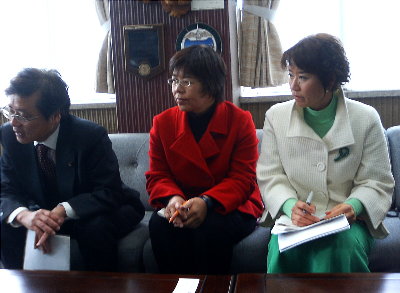 設楽町長と懇談する井上参議院議員、かわえ明美、もとむら伸子