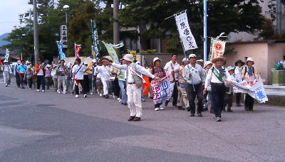 市内を進む平和行進団