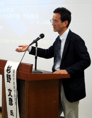 講演する杉野副院長