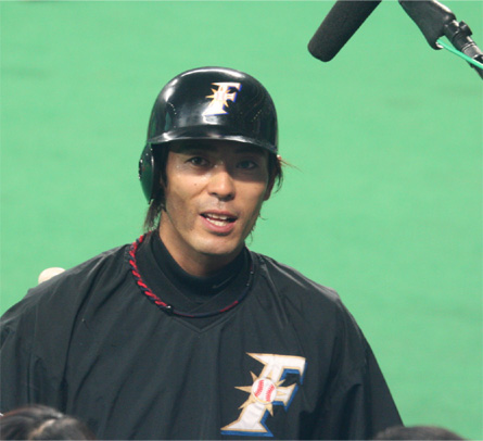 インタビュー受ける稲葉さん