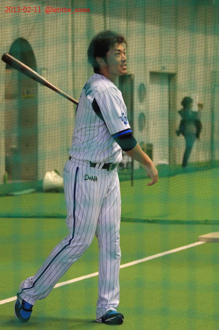 試合用の自分のバットでノックしてます。