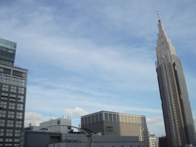 暑さで傾くビル?