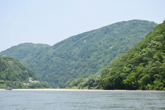 新緑から深緑へ 緑の山々を眺めながら舟下り 芭蕉ラインの最上川舟下りインフォメーション