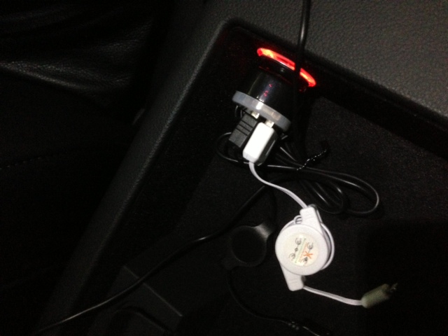 シガーチャージャーでスマホの充電