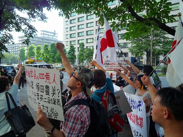 大勢の人々が支援
