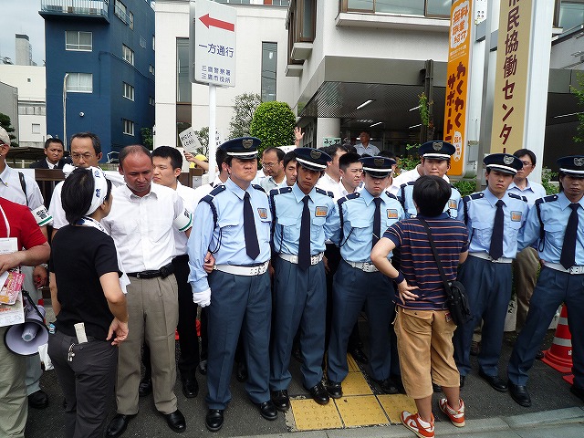 警備員・警官が封鎖