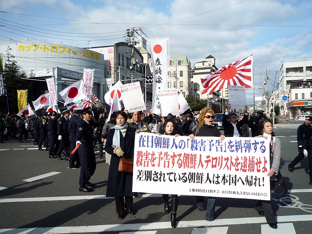 堂々のデモ隊