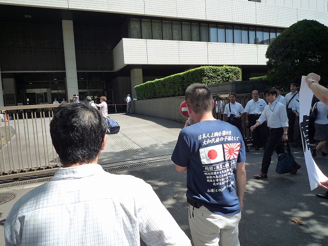 高裁前2