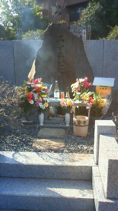 花や供物が一杯