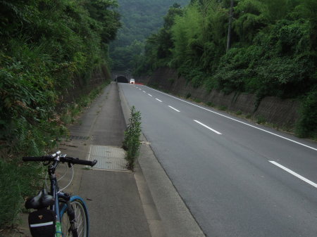坂を登ったらトンネル