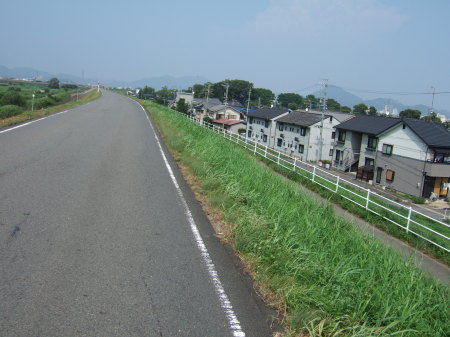 堤防上を走った