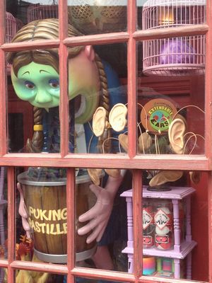 いたずら専門店のショーウィンドウ