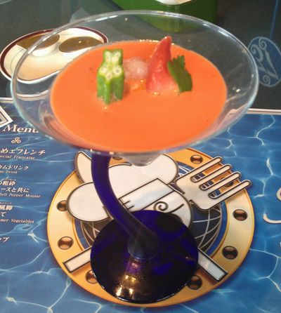 マグロの粗砕 赤ピーマンのムースと共に