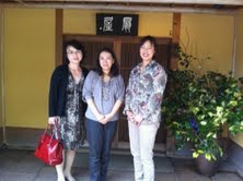 扇屋旅館の前3人