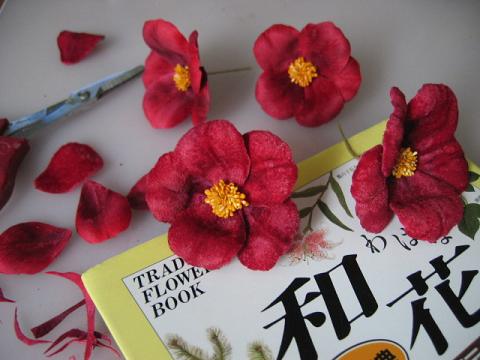 帯留めの花 椿の制作 布選び 花びらの行方