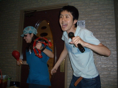 新曲を歌いあげるオオクラ
