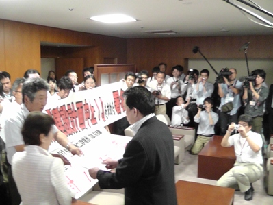 2011年8月1日100万筆署名提出3