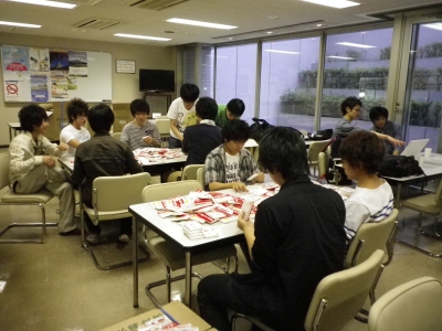 6/22 トマト活動写真 「みんなでティッシュの中折り詰め作業☆」