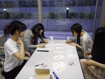 6/22 トマト活動写真 「DMのコメント記入中〜♪」
