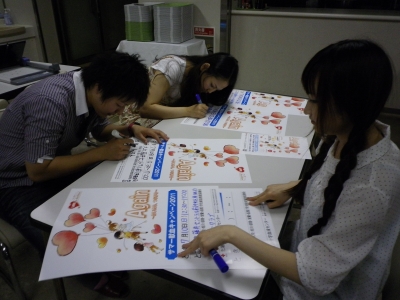 6/22 トマト活動写真 「ポスター最後の仕上げ(^v^)」