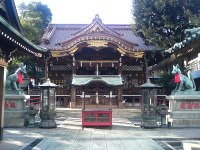 豊川稲荷本堂前