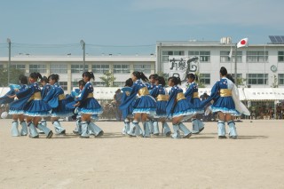 体育祭の応援衣装に、サテン生地を使っています。