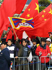 中国旗とチベット旗が入り乱れる
