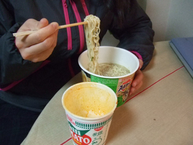 深夜のカップラーメン。しかも2つ目
