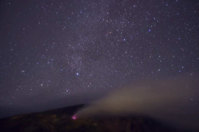 噴気と星空