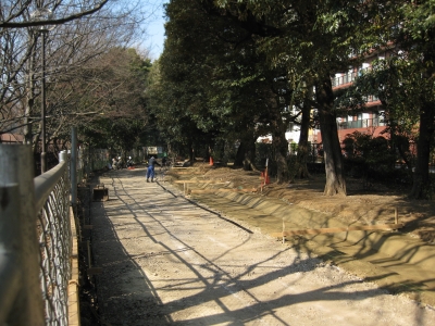 小川、工事中