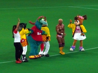 5回裏終了後のダンスパフォーマンスにて