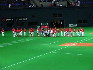勝利のハイタッチ