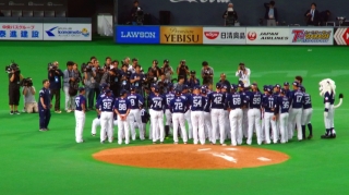 ライトスタンドをバックに記念撮影
