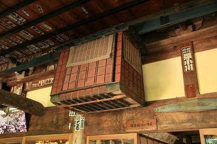 了仙寺の本堂に展示してある通い駕篭