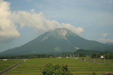 車窓から見る大山です。