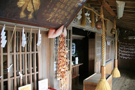 石室神社です。