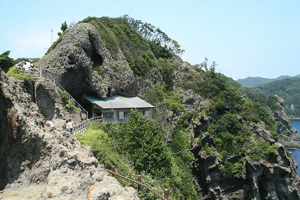 断崖にへばりつく石室神社です。