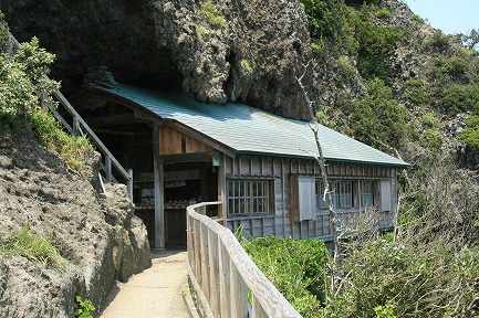 石室神社です。