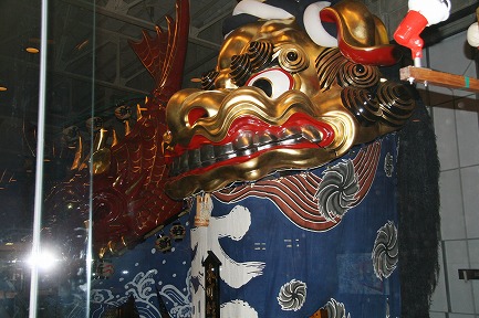 8番曳山 金獅子