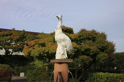白磁冠火食鳥噴水-1