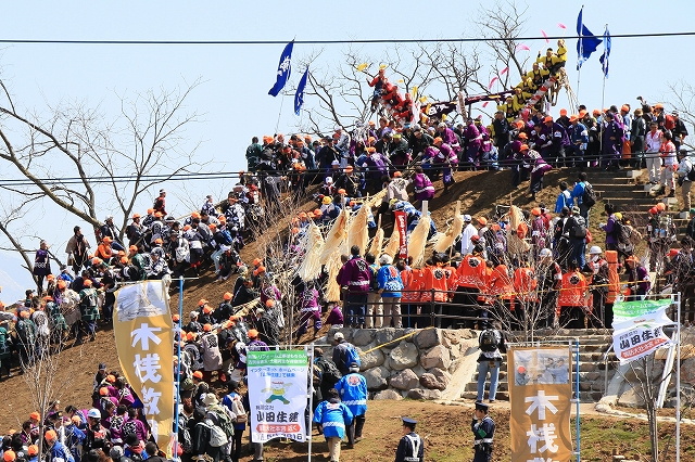 御柱祭・木落し-2