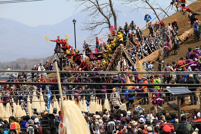 御柱祭・木落し-17