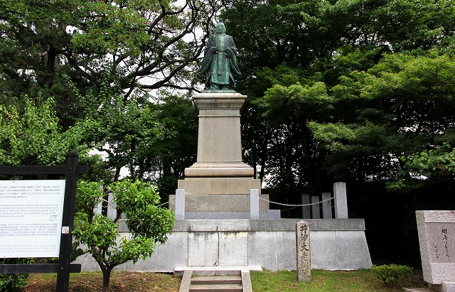 井伊大老銅像-1