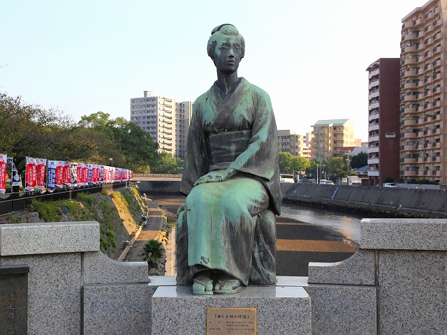 母と子供の群像-1