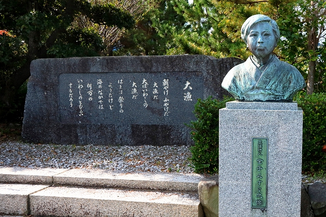 金子みすゞ像