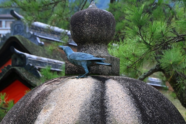 烏のブロンズ像