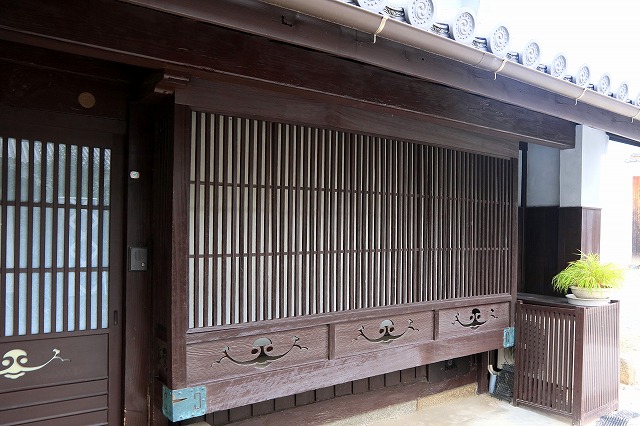 格子のある家