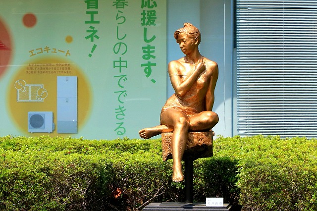 金色の婦人像